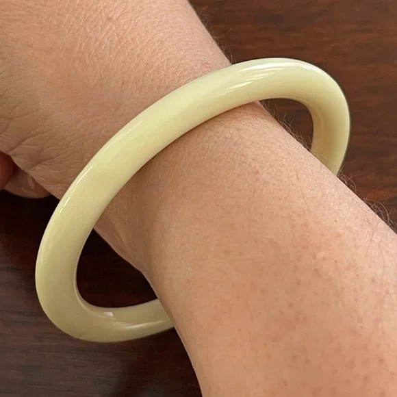 Creamy ivory white glass bangle bracelet - Picture 5 of 5